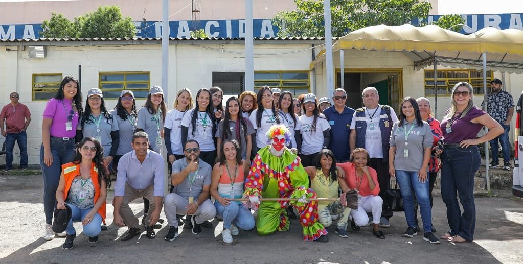 Funcionários e parceiros do Serviço de Limpeza após o mutirão sobre descarte de lixo na Estrutural/Tony Oliveira/Agência Brasília