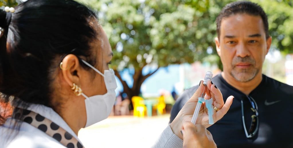 Marcos Rodrigues é vacinado pela equipe do Carro da Vacina no Parque da Cidade  contra o novo coronavírus/Lúcio Bernardo Jr/Lúcio Bernardo