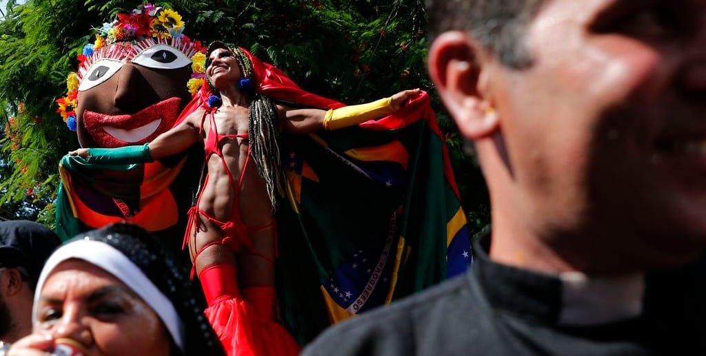 É carnaval, o religioso e o profano na mesma avenida da alegria no Bloco das Carmelitas, no Rio/Fernando Frazão/Agência Brasil