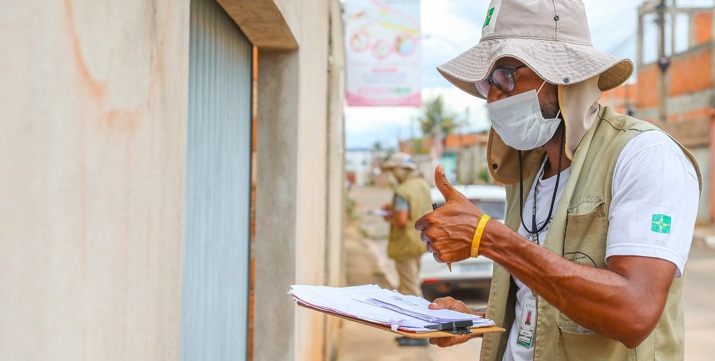 Agente de saúde combate à dengue Misto Brasília