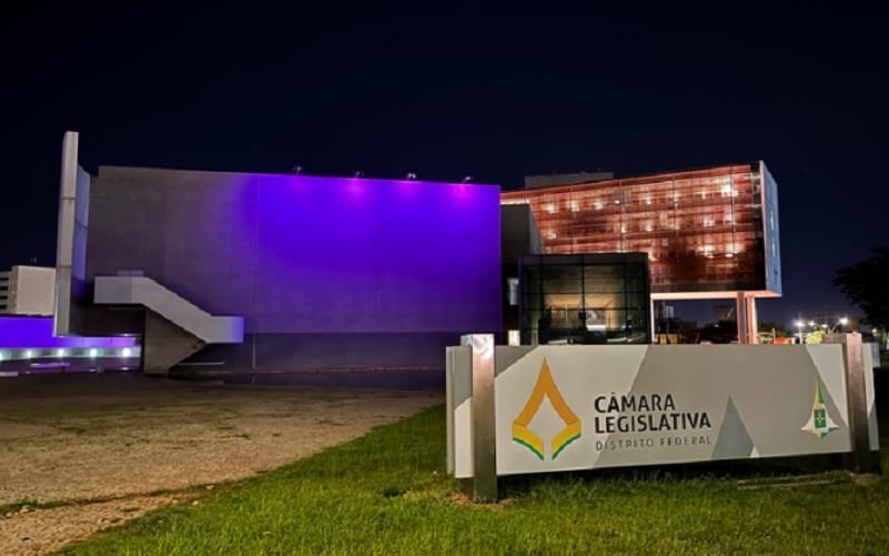 CLDF iluminada de roxo para a campanha da Criança Traqueostomizada