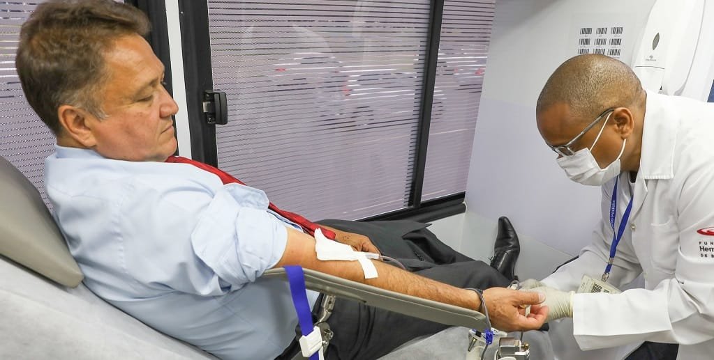 João Cardoso, deputado distrital, é um dos primeiros a doar na primeira unidade móvel de coleta de sangue do Hemomar/Joel Rodrigues/Agência Brasília