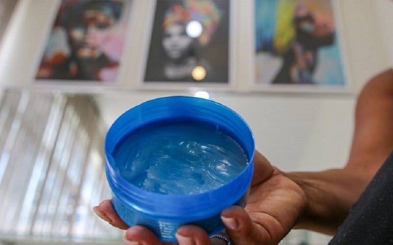Probidida venda de pomadas para modelar e fixar cabelos