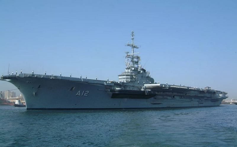 Marinha afunda porta-aviões chamado de “pacote tóxico”