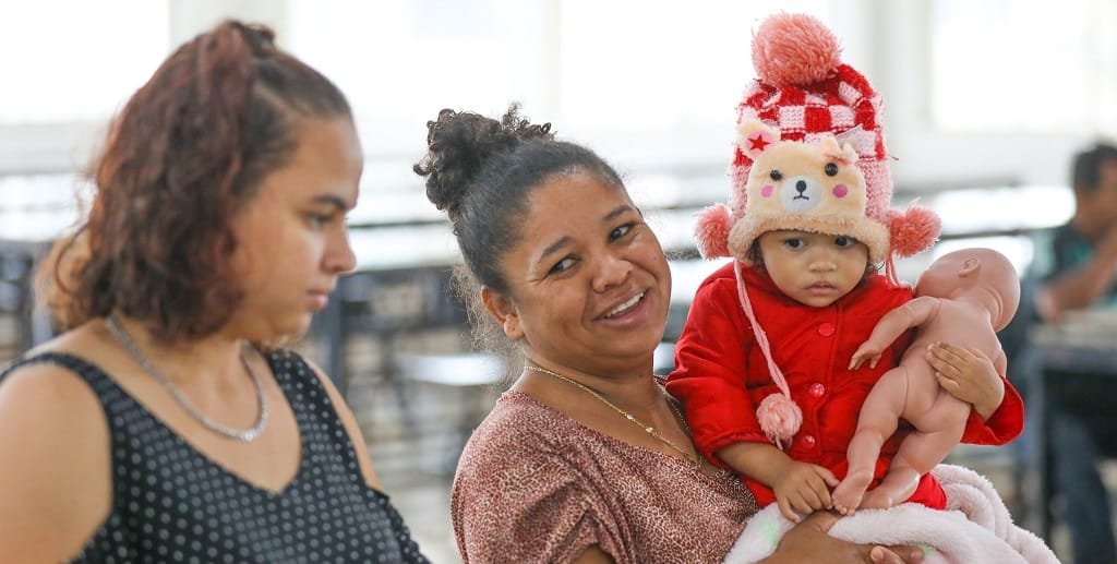 Maria Cristineide com a neta e a filha Eduarda no Restaurante Comunitário da Estrutural que voltou a funcionar depois do Carnaval/Renato Alves/Agência Brasília