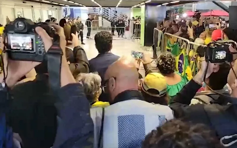 Aeroporto chegada de Bolsonaro Misto Brasília