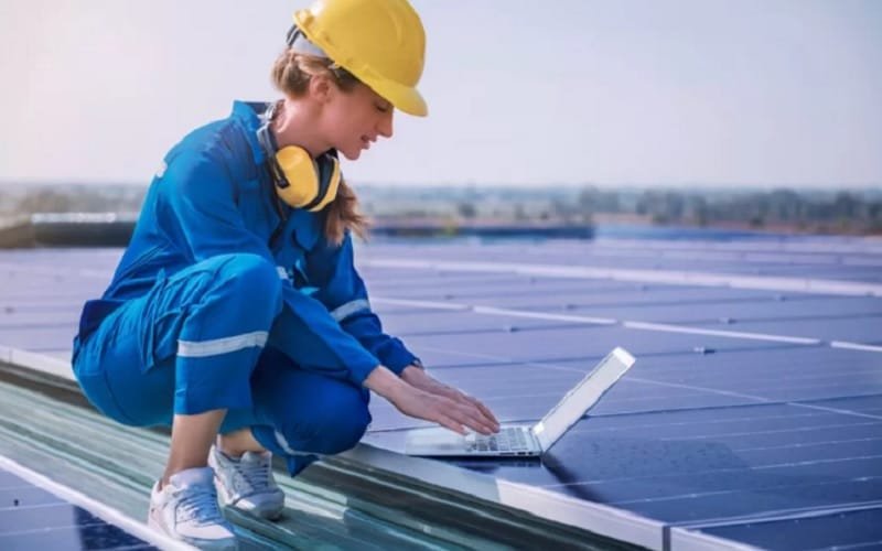 Mulher computador energia solar Misto Brasília