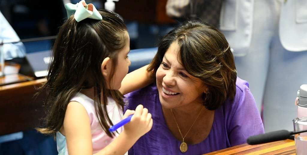 Ivone Fernandes Ferreira e a neta durante a sessão especial no Senado Federal, em homenagem aos 63 anos de Brasília/Jefferson Rudy/Agência Senado