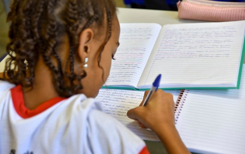 Estudante escola caderno caneta DF Misto Brasília