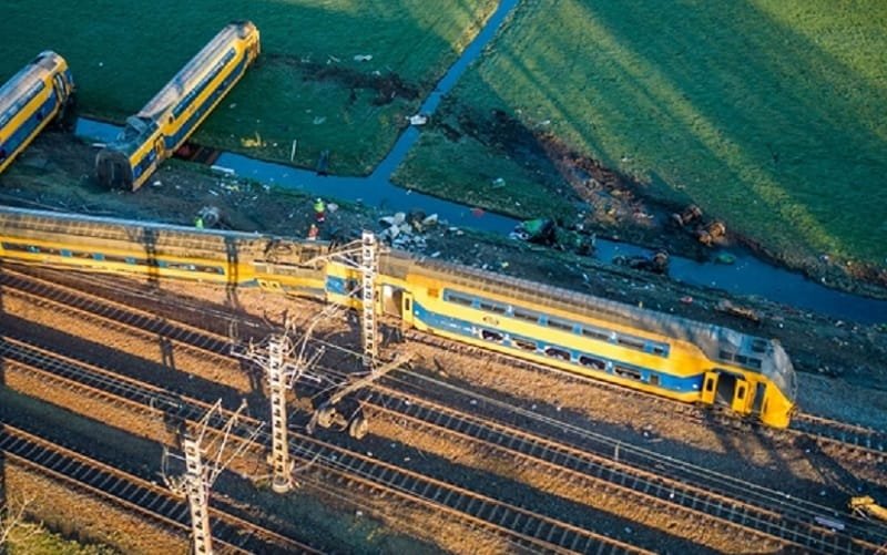 Trens batem em Haia Holanda Misto Brasília