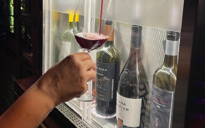Costelaria no Setor de Clubes abre espaço para servir vinho em taças