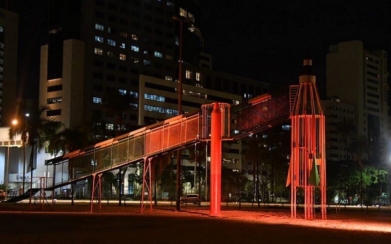 Foguetinho tem iluminação especial para o Maio Laranja