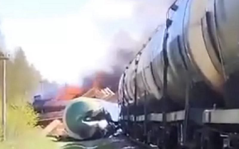 Trem com petróleo e madeira explode na fronteira da Rússia