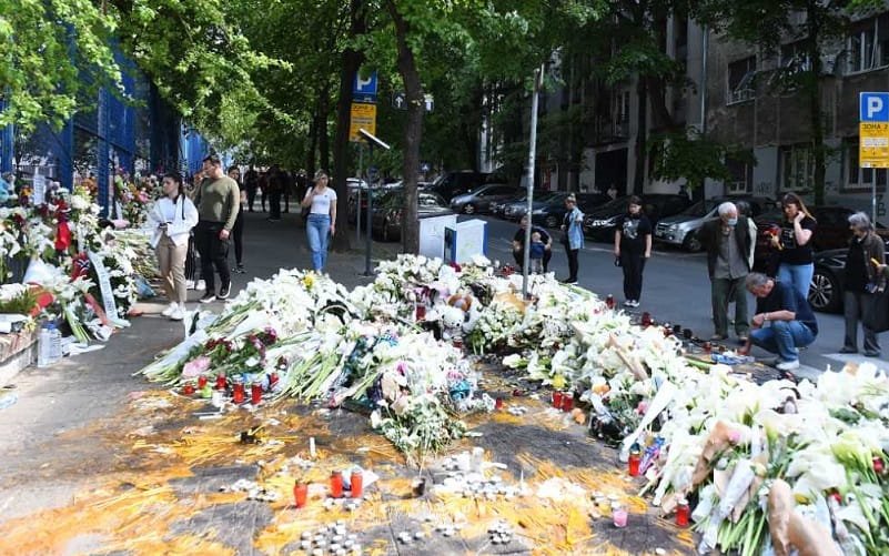 Sérvios protestam contra o governo após ataques a tiros