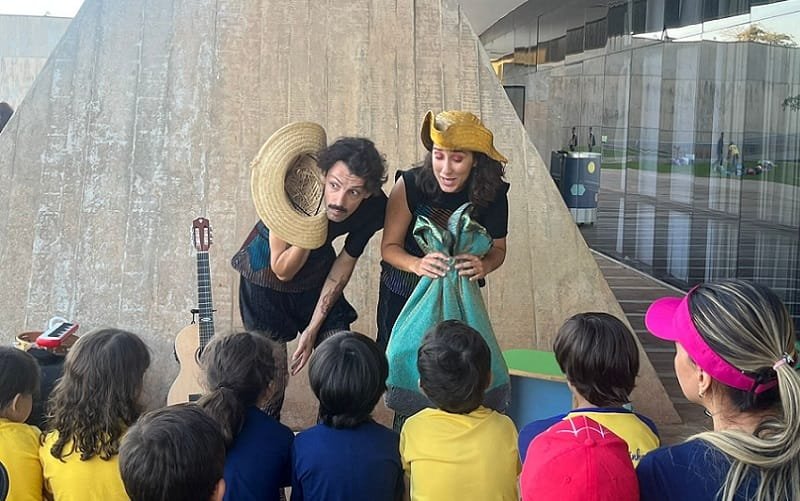 Contos e cantos populares no jardim do CCBB aos sábados e domingos