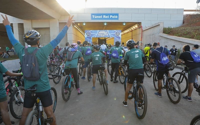 Ciclistas fazem passeio pelo Túnel de Taguatinga