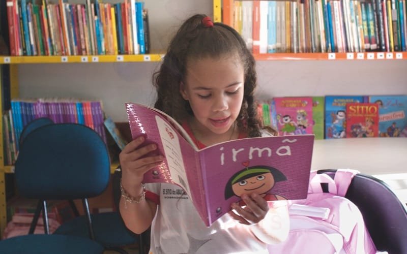 Criança livro leitura Misto Brasília