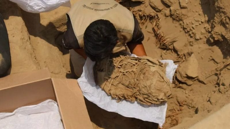 Múmia de mais de três mil anos encontrada no Peru