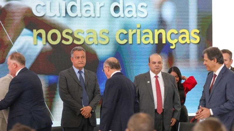 Ministro Rui Costa, da Casa Civil, e o governador Ibaneis Rocha, no lançamento do novo programa de alfabetização/Renato Alves/Agência Brasília