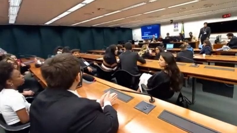 Estudantes têm experiência típica parlamentar por cinco dias