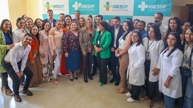 Profissionais da saúde posam para fotografia com a governadora em exercício Celina Leão, que anunciou a ampliação do rastreamento de medicamentos na rede pública/Renato Alves/Agência Brasília