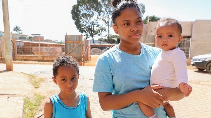 Cláudia Sousa espera ansiosa a conclusão da creche em frente da sua casa na Estrutural, a primeira do bairro/Paulo H. Carvalho/Agência Brasília