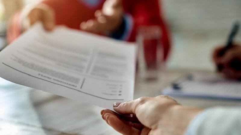 Plataforma contrata profissionais fluentes em inglês