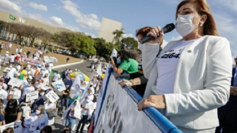 PM usa spray de pimenta para tirar enfermeiros de avenida