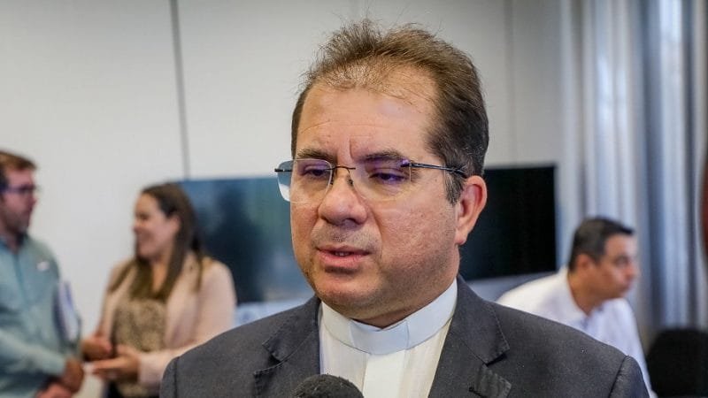 Frei Rogério Soares recebe a autorização do governo distrital para a construção da Fazenda da Esperança em Ceilândia/Renato Alves/Agência Brasília