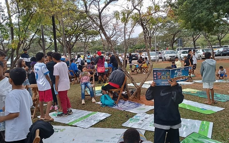 Leitura no parque livros crianças DF Misto Brasília