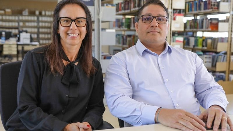 Izabela Frota Melo e Raul Carvalho de Souza trabalham no projeto de inteligência artificial na fiscalização da Procuradoria-Geral do Distrito Federal/Geovana Albuquerque/Agência Brasília