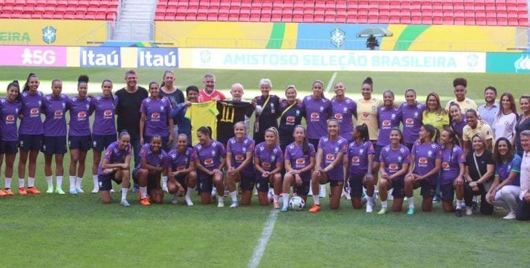 Jogadoras e comissão técnica da seleção brasileira feminina de futebol posa junto com o presidente Lula da Silva antes da viagem para a Copa do Mundo/Valter Campanato/Agência Brasil