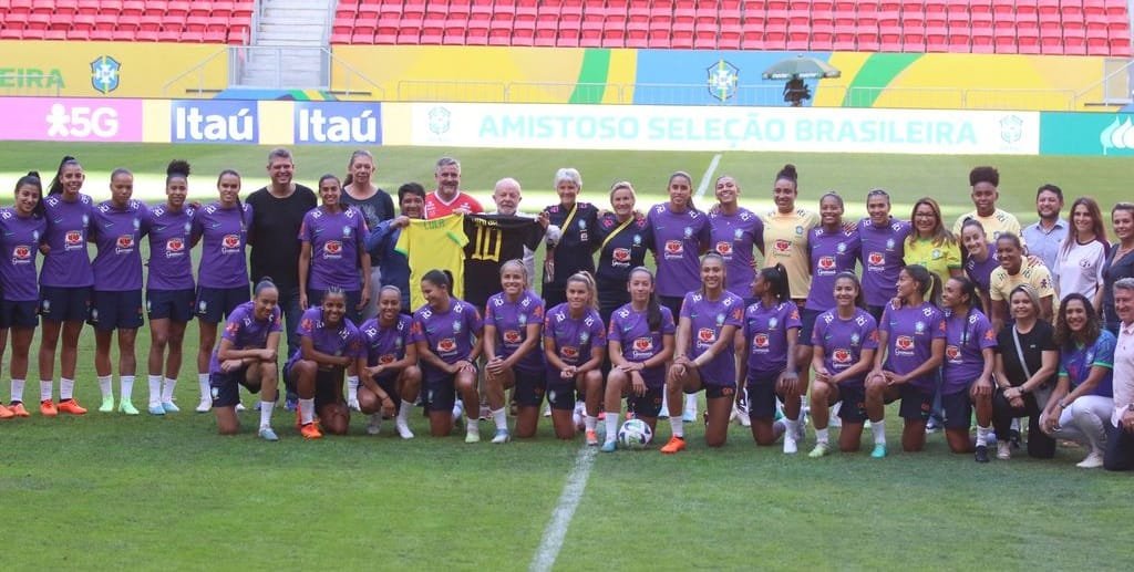 Seleção feminina de futebol com Lula da Silva Misto Brasília