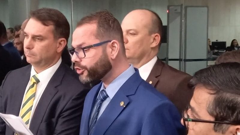 Deputados e senadores pedem o impeachment do ministro Barroso