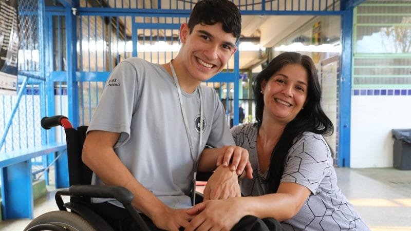 Sabrina Maciel e o filho Ryan Maciel integrados às iniciativas de inclusão de pessoas com deficiência/Paulo H. Carvalho/Agência Brasília