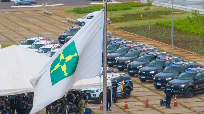 Bandeira do Distrito Federal hasteada na frente do Palácio do Buriti na entrega de 85 veículos para a Polícia Militar/Anderson Pereira/Agência Brasília