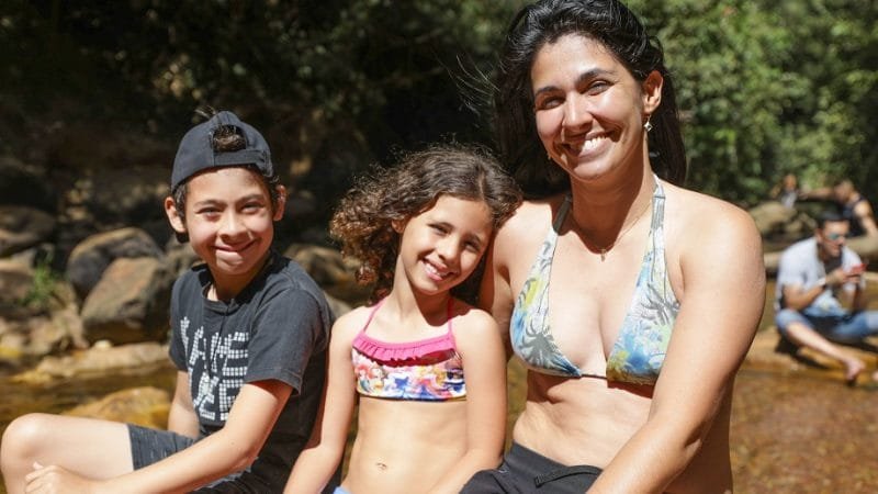 Natasha Ramos e os filhos Gustavo e Milena na cachoeira do Tororó, que receber o conceito de excelência de balneabilidade/Geovana Albuquerque/Agência Brasília