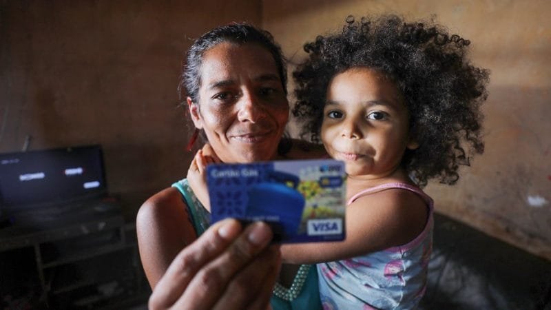 Liliane Nogueira Granja e a filha exibem o Cartão Gás, que completa dois anos e atende a 70 mil famílias/Josel Rodrigues/Agência Brasília