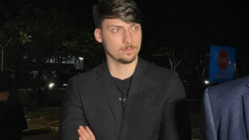 Polícia do DF indicia filho de Bolsonaro em esquema de fraudes