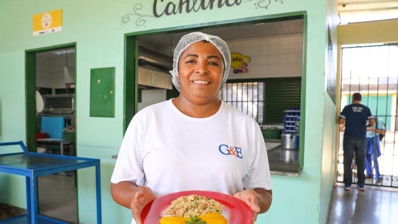 Josilene dos Santos prepara a comida no Centro de Ensino Fundamental 209, de Santa Maria, e concorre com as melhores receitas entre as escolas/Paulo H. Carvalho/Agência Brasília