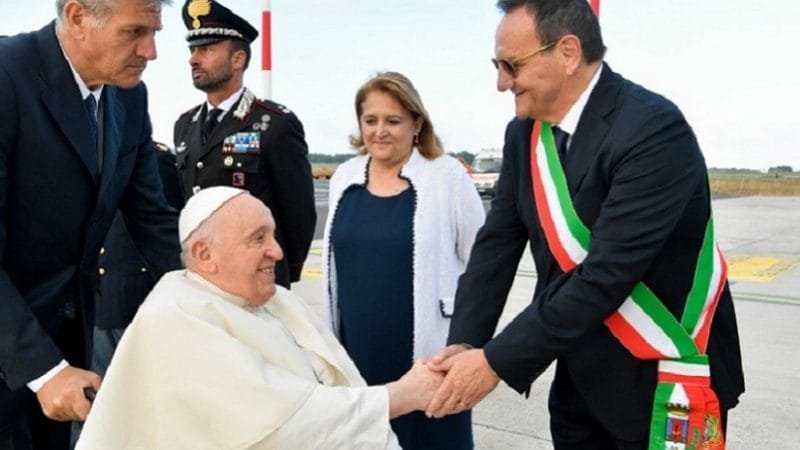 Papa Francisco chega em Portugal em meio a protestos