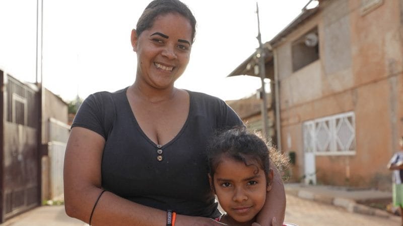 Débora Cardoso e a filha Maria Isis moram no Sol Nascentes, que passa por obras de infraestrutura/Tony Oliveira/Agência Brasília