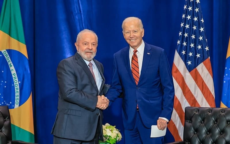 Lula da Silva e Joe Biden cumprimentos EUA Misto Brasília