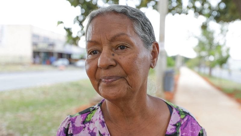 Maria do Carmo utiliza as quadras do Riacho Fundo para se exercitar e espera a conclusão das obras das calçadas que estão sendo realizadas/Tony Oliveira/Agência Brasília