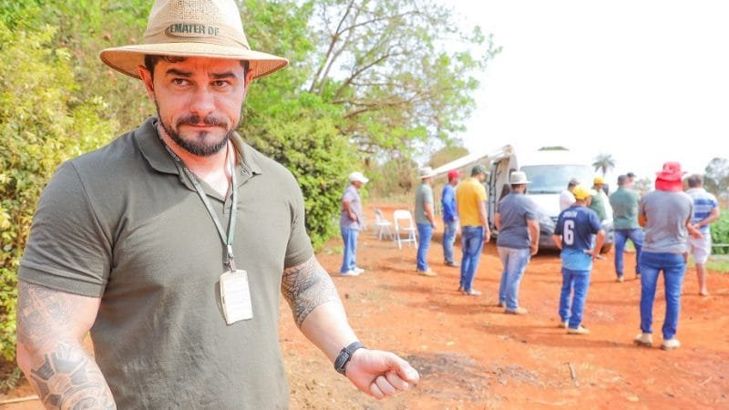 Aureliano Dantas é agrônomo extensionista que orienta agricultores no Núcleo Rural Jardim II, no Paranoá/Paulo H. Carvalho/Agência Brasília