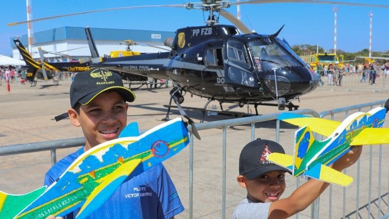 Crianças se divertem com réplicas do avião Tucano, da Esquadrilha da Fumaça, na programação na Base Aérea de Brasília/Paulo H. Carvalho/Agência Brasília