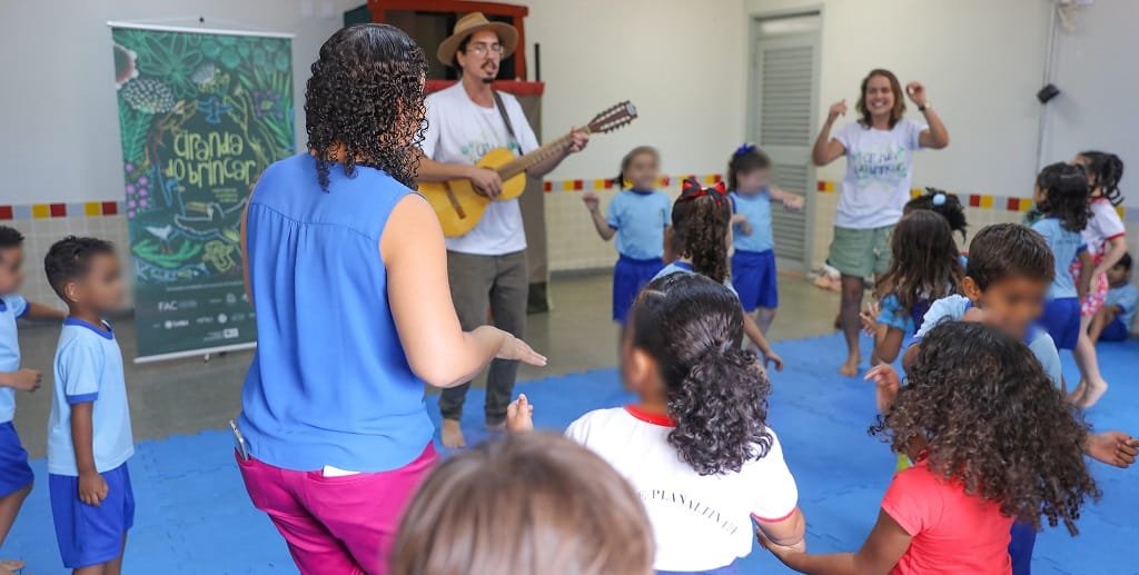 Rayla Costa e Matheus Liama brincadeiras crianças Misto Brasília