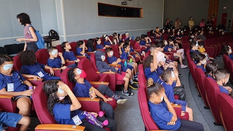 Cinema para crianças cegas e surdas no Cine Brasília