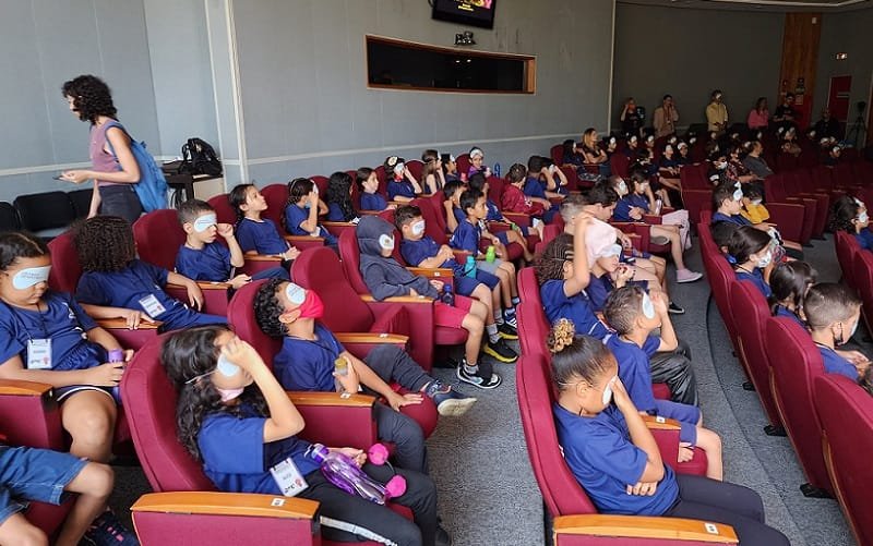 Sessão de cinema crianças cegas Misto Brasília