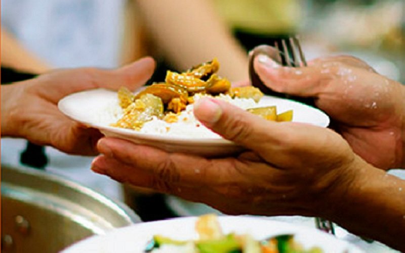 Comida prato de comida doações Misto Brasília